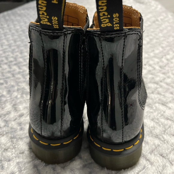 Dr. Martens Women's 2976 Chelsea Boot - Picture 4 of 7